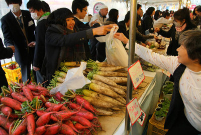 日本农业高中收获祭 学生们销售亲手制作的农产品